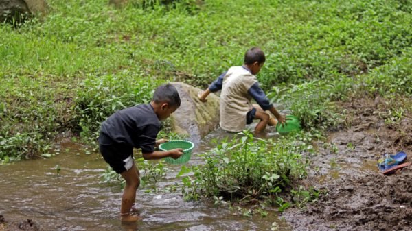 children in Situ Cisanti and the Source of the Citarum River