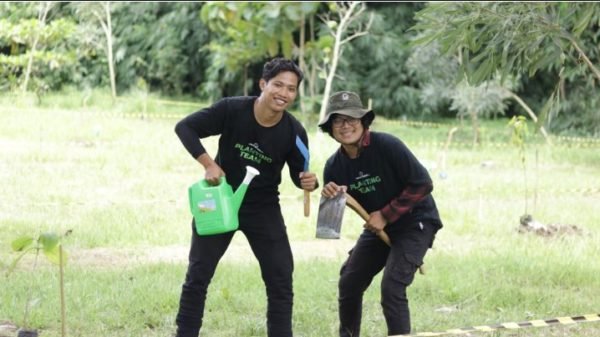AstraZeneca Program : member of the Trees4trees planting team