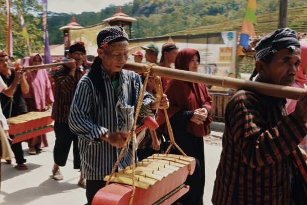  (Below) A convoy of musicians and dancers help create a carnival atmosphere 